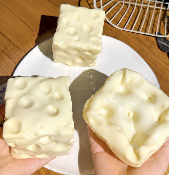 🧀 Cheese Gel Squishy – Quesito Sensorial de Gel Moldeable